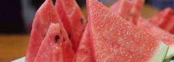 西瓜有白筋什么原因,眼睛角上有白塊是怎么回事圖1