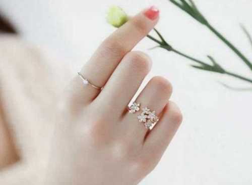 戒指帶中指是什么意思