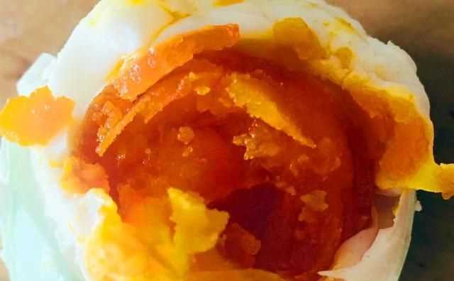 腌咸鴨蛋出油的方法用鹽和酒