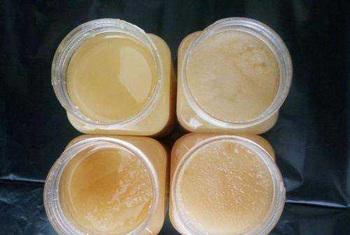 蜂蜜放冰箱不結晶是真的,蜂蜜放在冰箱冷藏室不結晶是真蜂蜜嗎圖2