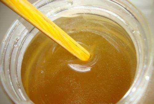 蜂蜜放冰箱不結晶是真的,蜂蜜放在冰箱冷藏室不結晶是真蜂蜜嗎圖3