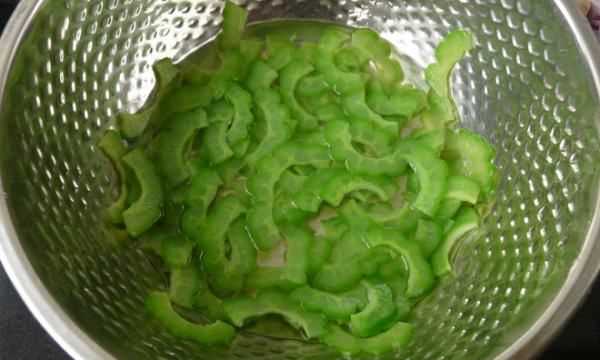 苦瓜和蝦能一起吃,苦瓜和蝦能一起吃嗎圖6