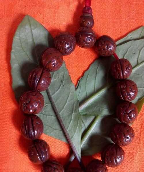 我的桃核手串怎么盤成這種顏色了呢