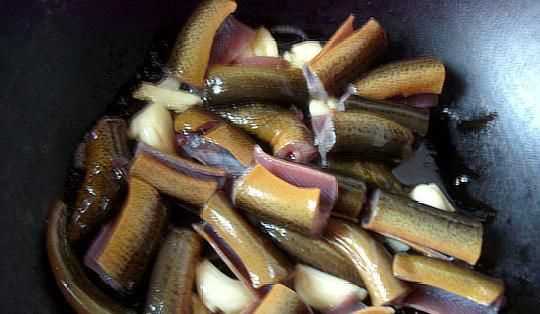 鱔魚炒之前需要焯水 黃鱔到底要不要焯水