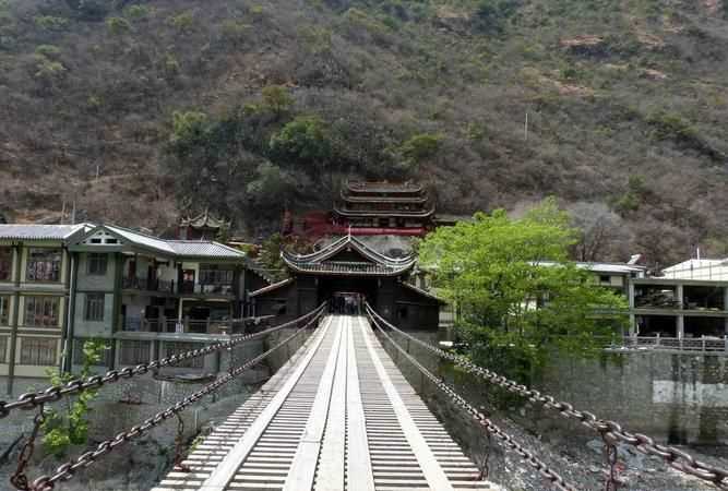 瀘定橋是位于哪條河流上的一座鐵索強