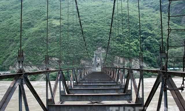 瀘定橋是位于哪條河流上的1座鐵索橋