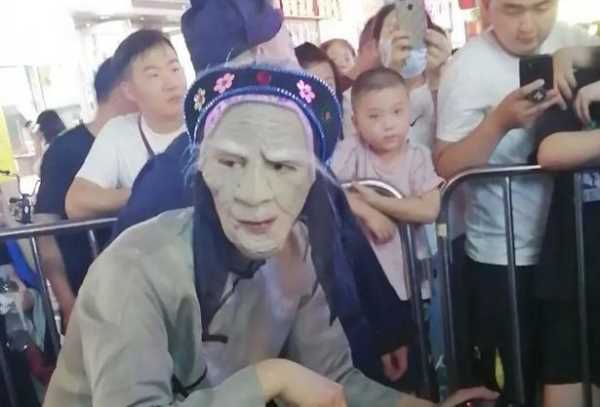 孟婆湯為什么這么火,鄭州女子扮孟婆熬制孟婆湯圖1