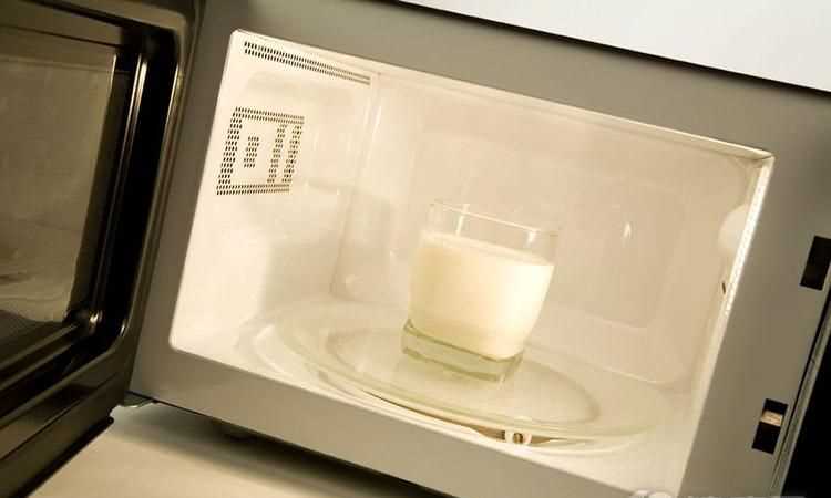 微波爐加熱牛奶炸了微波爐還能用了嗎