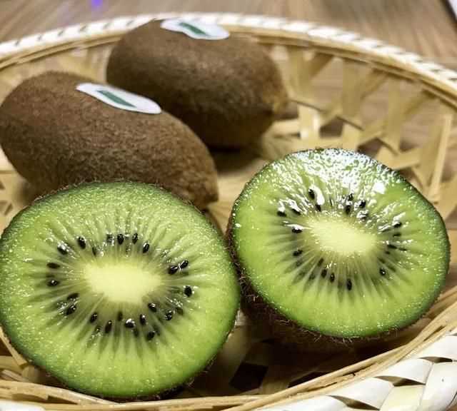 獼猴桃要放多久可以吃，獼猴桃切了放冰箱可以多久？圖1