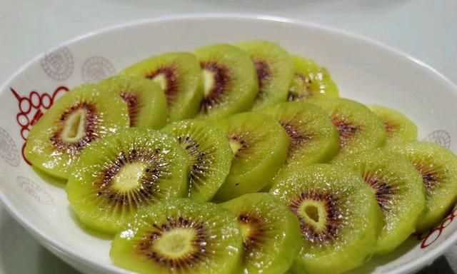 獼猴桃要放多久可以吃，獼猴桃切了放冰箱可以多久？圖4