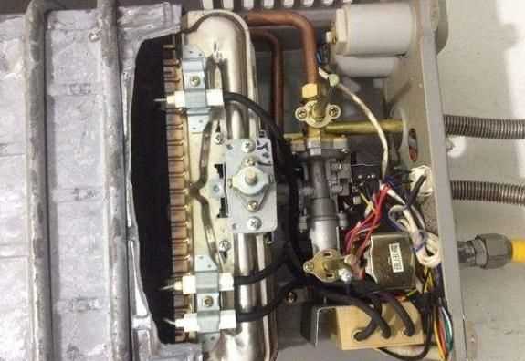 千科-家用燃?xì)饪焖贌崴鞔虿恢鹗鞘裁丛?></p>
<h2>充電熱水器打不燃火是什么原因</h2>
<p>電熱水器打不著火的原因可能有以下幾種，很有可能是電磁閥內(nèi)有臟物，這樣的電磁閥把氣堵住，從而不能過(guò)去。如果是這樣的話，自然就不會(huì)打著火了。</p>
<p>電源問(wèn)題。如果電池的壽命太長(zhǎng)，也就很容易導(dǎo)致電池釋放的電壓過(guò)低，從而打不著火也是很正常的，如果是這樣的話那處理起來(lái)就很簡(jiǎn)單了，我們只需要重新購(gòu)買(mǎi)一塊電池安裝上去就可以正常啟動(dòng)了</p>
<p><img src=