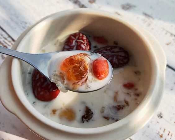 桃膠雪燕什么時候加牛奶