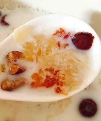 桃膠雪燕什么時候加牛奶