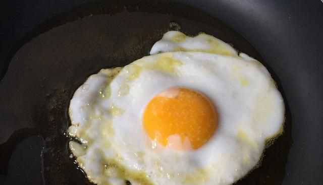 煎雞蛋要放油嗎?