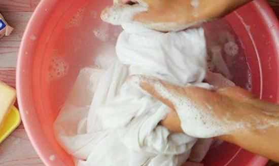 84能漂白衣服泛黃的地方,白衣服發(fā)黃用84消毒液洗不掉圖3