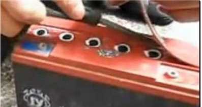 電瓶加水的正確步驟,超威汽車電瓶怎么加水視頻圖2