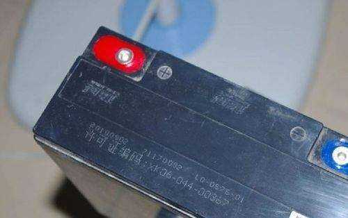 電瓶加水的正確步驟,超威汽車電瓶怎么加水視頻圖8