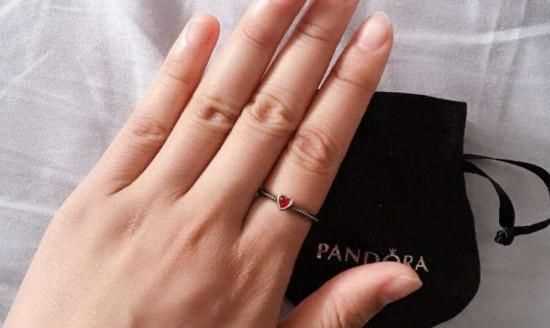 食指戴戒指是什么意思