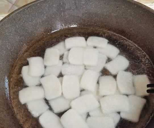 年糕全部粘在一起 用什么辦法扳開呢