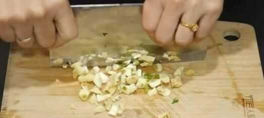 蒜頭發(fā)芽了還能吃嗎，蒜米生芽了還能吃嗎？圖1