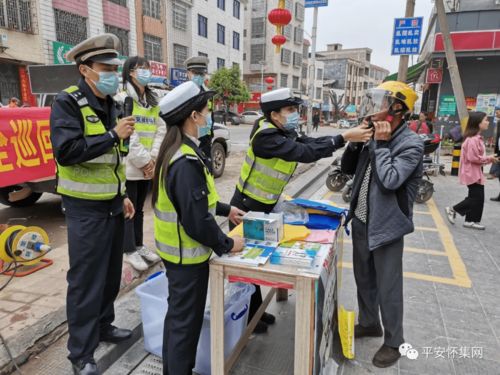 交警到我校做交通安全知識宣傳