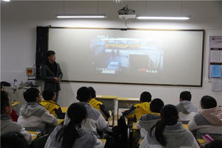 班主任給學(xué)生強調(diào)交通安全知識