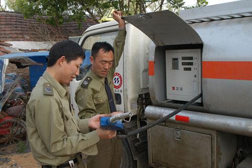 危險(xiǎn)品押運(yùn)員學(xué)習(xí)安全知識(shí)