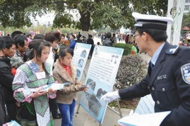 通過給群眾宣講交通安全知識(shí)