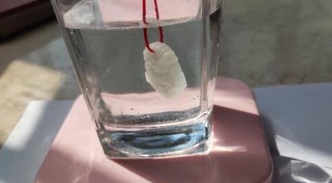 教你用一杯水鑒別翡翠真假