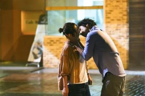 男生親親的時候手不安分