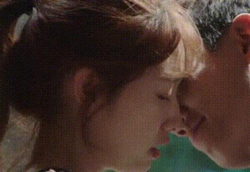 男生親親的時候手不安分