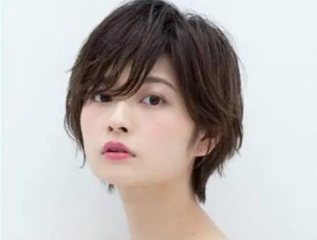 國(guó)字臉適合什么發(fā)型 國(guó)字臉適合什么發(fā)型