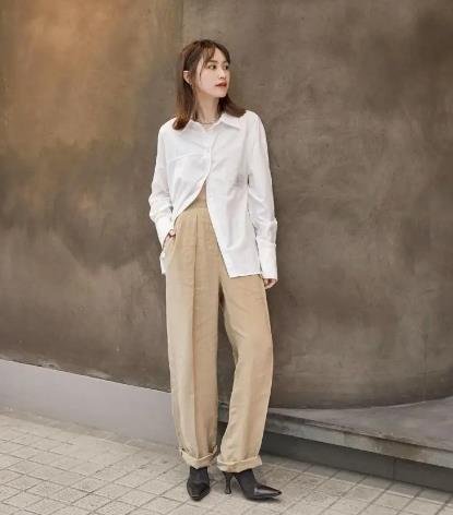 卡其色褲子配什么顏色上衣