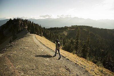 爬山運(yùn)動(dòng)的正能量句子