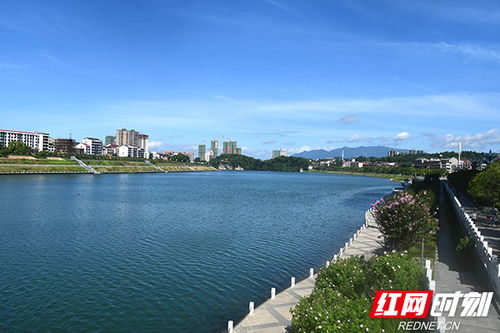 藍(lán)天碧水的古詩(shī)句