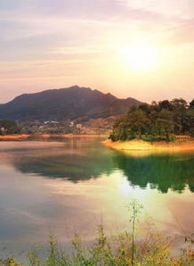 關(guān)于湖光秋色的詩(shī)句有哪些,形容湖光秋色的詩(shī)句,湖光美景的詩(shī)句