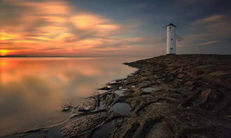 仔細閱讀下面關(guān)于贊美光的詩句