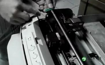 更換打印機(jī)色帶圖解(打印機(jī)色帶夾安裝圖解)