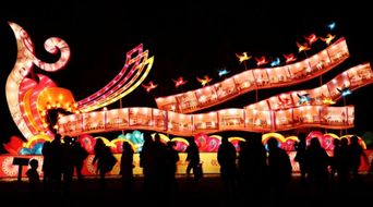 怪樓燈展作文開頭結尾