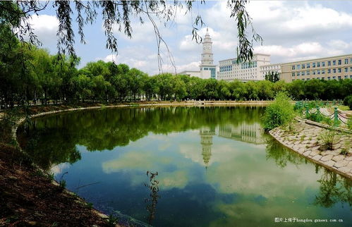 校園的美景春夏秋冬一個(gè)作文