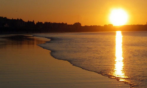 作文場景夕陽下校園里