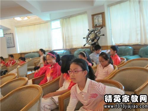 小學(xué)小學(xué)四年級(jí)作文比賽,四年級(jí)作文我和誰(shuí)過(guò)一天,小學(xué)小學(xué)四年級(jí)上冊(cè)四百字作文對(duì)話(huà)