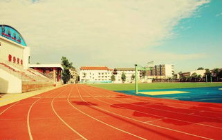 校園的操場400字四級作文吧