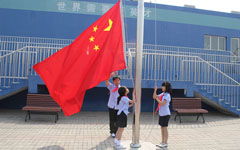 校園升國旗的場景作文