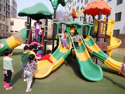 幼兒園玩滑滑梯注意事項(xiàng)
