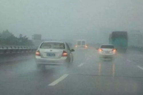 雨天高速行車安全注意事項,雨天高速行車注意事項,雨天車輛行駛注意事項