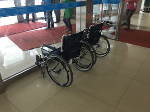 推輪椅上下坡的注意事項(xiàng),輪椅上下坡的注意事項(xiàng),推輪椅上坡的注意事項(xiàng)