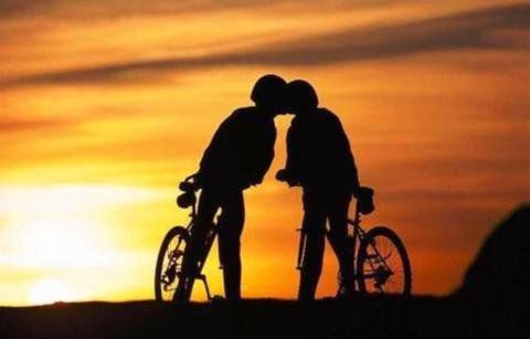 閉上眼，我背思念包圍