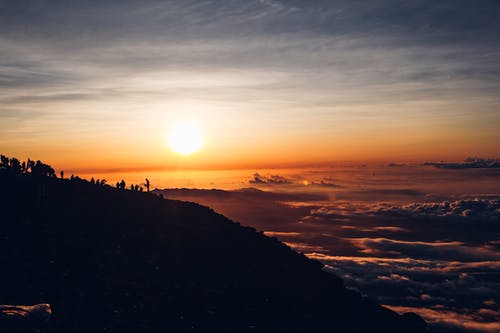 滿江紅·拂拭殘碑原文及賞析