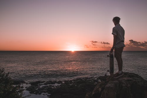 一個(gè)人，要學(xué)會(huì)享受寂寞